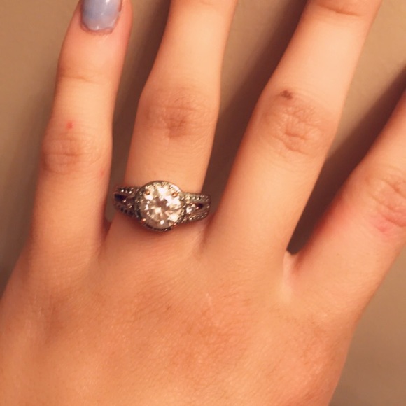 promise ring with circular gemstone - Picture 1 of 3